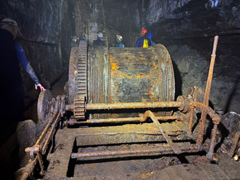 Hydraulic winding engine.